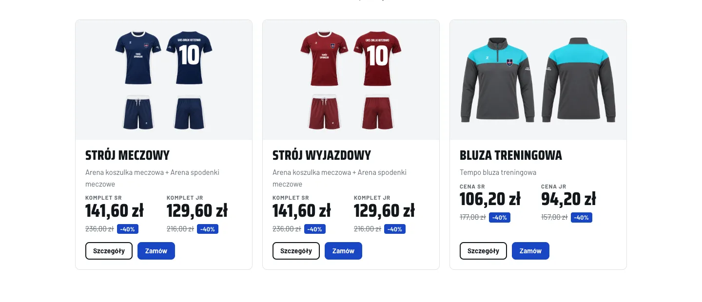 Karty trzech propozycji na stronie oferty: Strój meczowy, Strój wyjazdowy i Bluza treningowa, przy każdej obraz produktów, cena Komplet SR i Komplet JR albo Cena SR i JR, przekreślona cena katalogowa, znaczek -40% i przyciski Szczegóły i Zamów