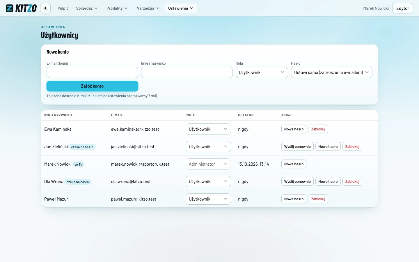 Strona Użytkownicy: ramka Nowe konto z polami E-mail, Imię i nazwisko, Rola i Hasło oraz przyciskiem Załóż konto, pod nią tabela kont z rolą, ostatnim wejściem i przyciskami Wyślij ponownie, Nowe hasło i Zablokuj